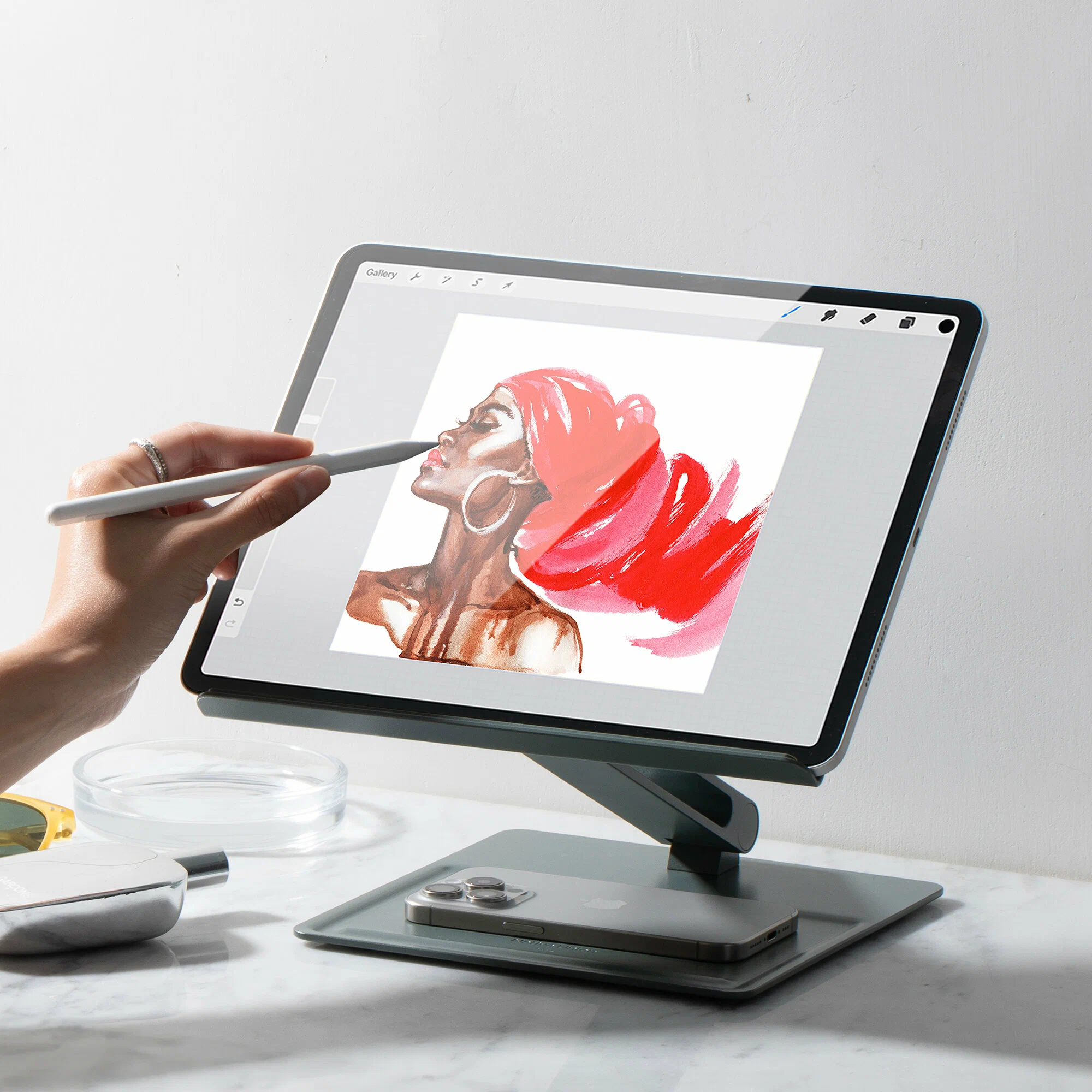 Zusammenklappbarer Laptop-Stand in Aktion
